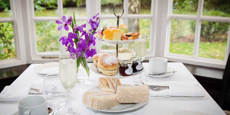 'Elegant' country house: afternoon tea & bubbly for 2 'Elegant' country house: afternoon tea & bubbly for 2