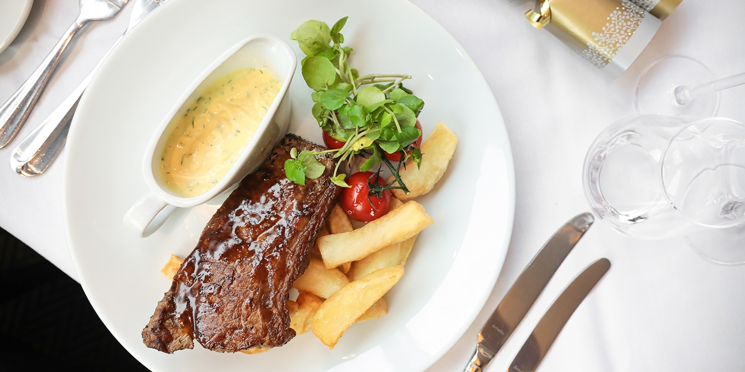 Newcastle: 3-course lunch w/cocktails for 2, save 49% Newcastle: 3-course lunch w/cocktails for 2, save 49%