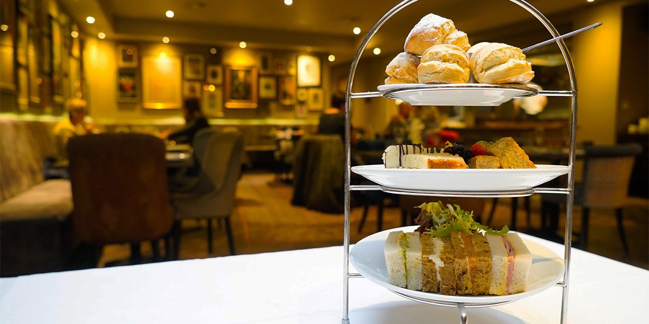 Cotswolds: afternoon tea w/prosecco for 2 Cotswolds: afternoon tea w/prosecco for 2