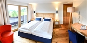 119 € -- Kitzbühel: Junior-Suite mit Bergblick & Wein, -49%