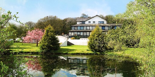 £79 -- Windermere Stay w/Breakfast & Boat Cruise, Save 34%