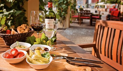19 € -- Tapas und Wein für zwei im Steigenberger, statt 35 €