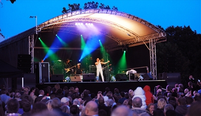 £25 -- Lingfield Park: Live Music, Racing &amp; Drinks for 2