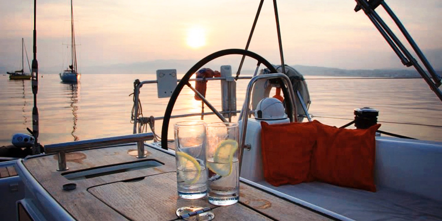 Luxury yacht trip on the Solent w/lunch & champagne Luxury yacht trip on the Solent w/lunch & champagne