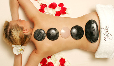 39€ - Verwöhnpaket mit Massage, Maniküre & Pralinen, reg 79€